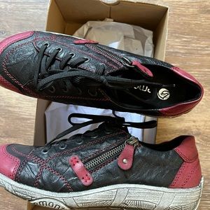 Like new Remonte by Reiker zip up with laces.